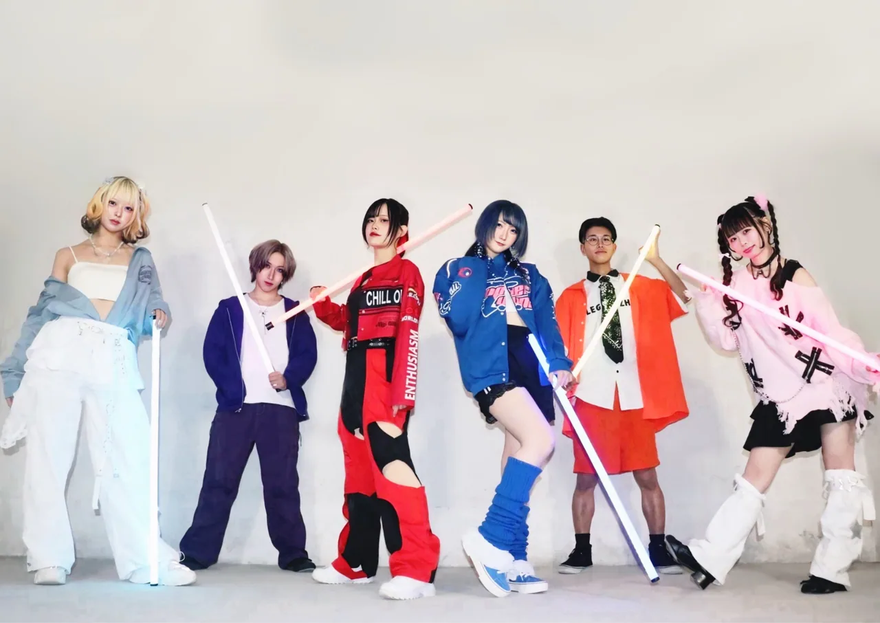 ビジュレジュームの現メンバー6人。左から桐亜、RyoG、茜羽幸、ぽしぇ、K-T4R0、れな